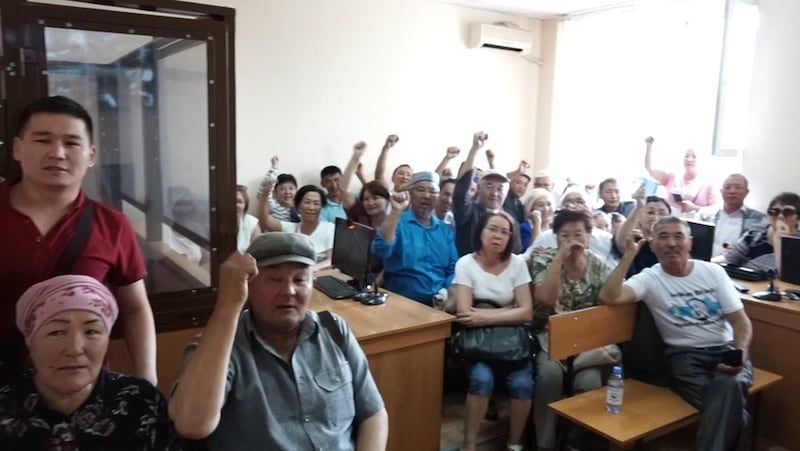 大批支持者到法院旁听。(志愿者提供/记者乔龙)