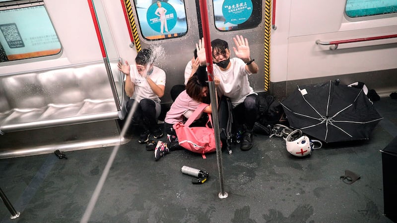 2019年8月31日,香港太子地铁站的一列火车内警方向市民施放胡椒喷剂。(美联社)