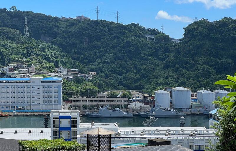 2022 年 8 月 4 日，台湾军舰在基隆港。台湾已将其军队置于高度戒备状态并进行了民防演习。 （美联社）