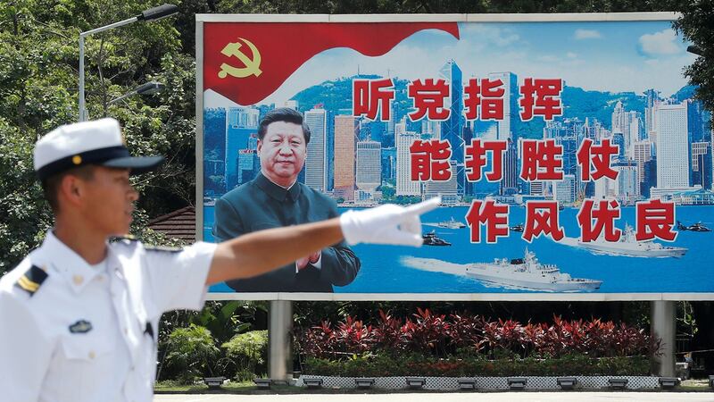 图为宣传习近平幕布在香港昂船洲海军基地。(路透社)