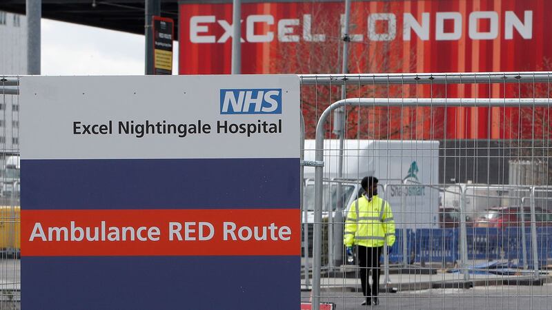 图为,2020年4月3日,路标指示救护车前往伦敦ExCeL新的NHS夜莺医院。(美联社)