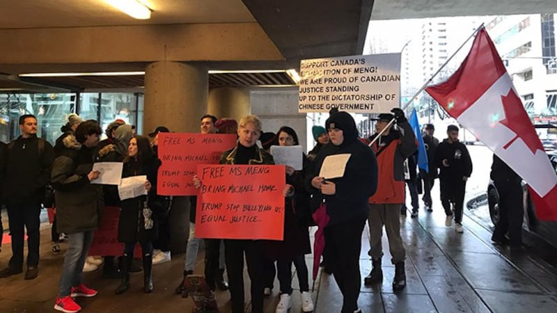 有民众支持释放孟晚舟,希望两加拿大人尽快回来。(柳飞拍摄)