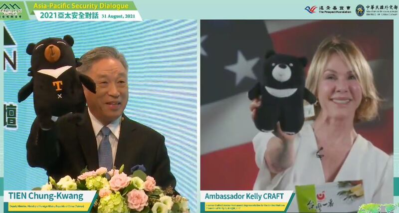 克拉夫特拿出台湾凤梨果干和“Keep Taiwan Free”台湾黑熊布偶娃娃,左为台湾外交部次长田中光。(远景基金会脸书直播截图)