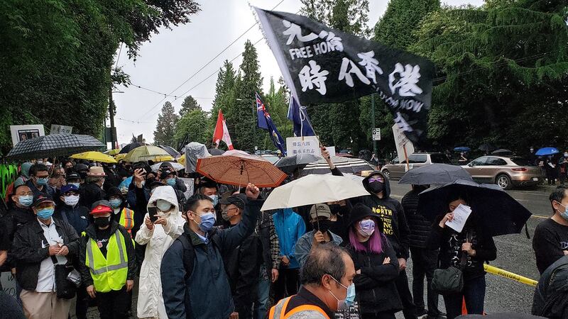 一千多人罗列在温哥华街头悼念六四。 (记者柳飞 拍摄)