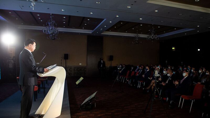 2021年10月25日,台湾外交部长吴钊燮欧洲行的第一站是斯洛伐克,在中欧知名智库“全球安全论坛”(GLOBSEC),针对民主国家团结对抗威权和强化供应链韧性发表演说。(法新社)