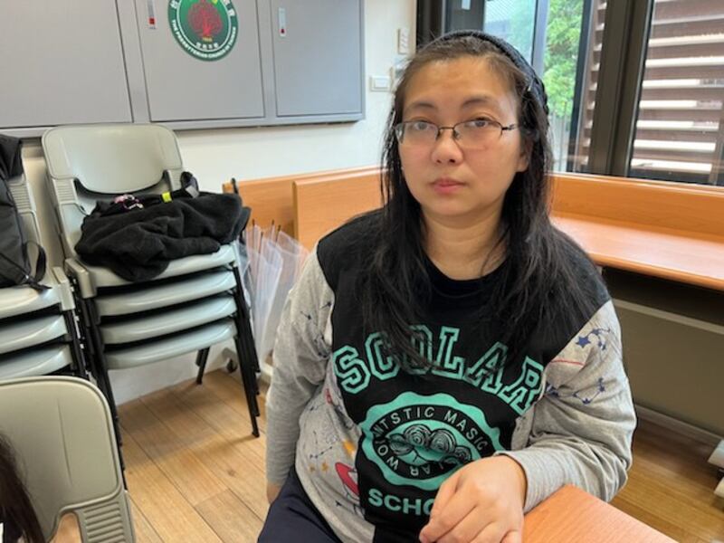 香港籍母亲梁家倩诉说女儿因非法居留身份,台湾求学遭霸凌,照片被贴在墙上。(记者 黄春梅摄)