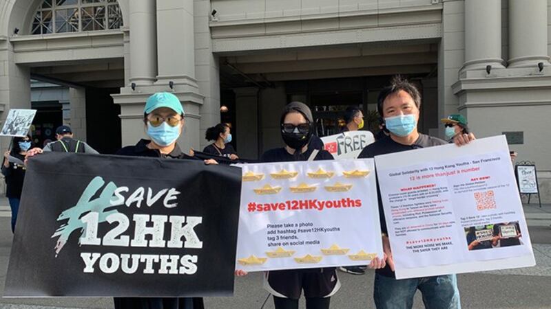 2020年10月23日上午，示威者手持写有十二名被捕港人姓名、粘有纸船的纸板进行抗议。（孙诚拍摄）