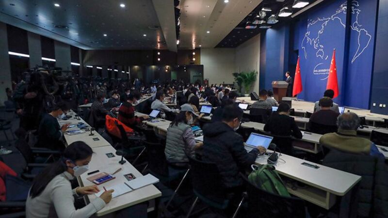 中国外交部上周在北京举行新闻发布会,至少十三名美国记者将被驱逐出中国。(美联社)