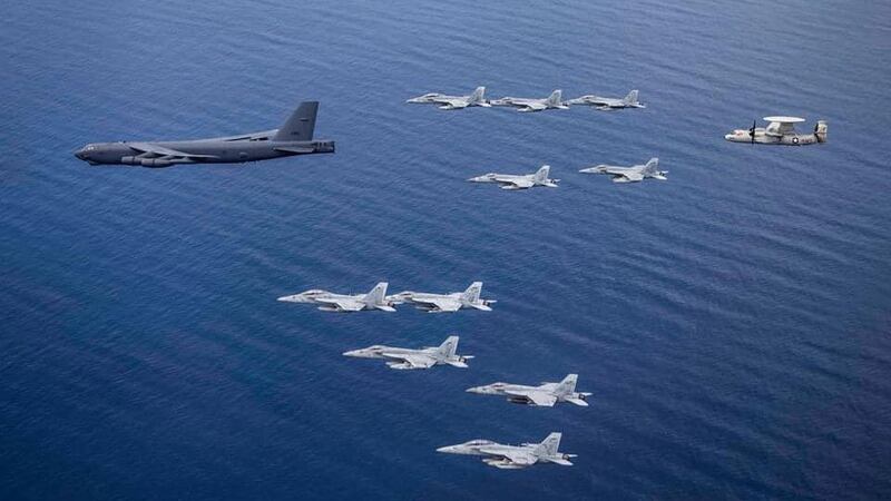 美海军双航母在南海联合演练,太平洋舰队周一在脸书刊登多张图片,展示了B52轰炸机和多架F\18F战机参与了这次演习。(U.S. Pacific Fleet脸书)