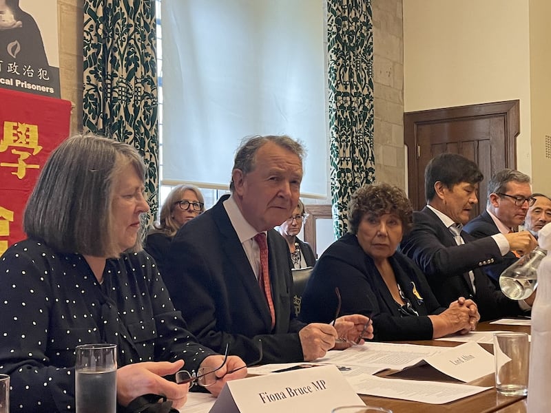 英国上议员奥尔顿（David Alton）表示，他会向英国政府施压，促请政府保护在英中、港学生的安全，让他们可以自由表达意见，而毋须隐姓埋名。。 （文在山摄）