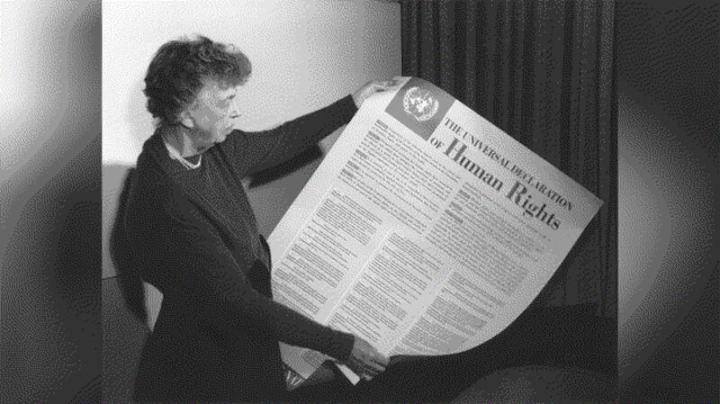 75年前的1948年12月10日,联合国大会通过了《世界人权宣言》。图为1949年11月,美国罗斯福总统夫人手持一张《世界人权宣言》。(FDR Presidential Library & Museum)