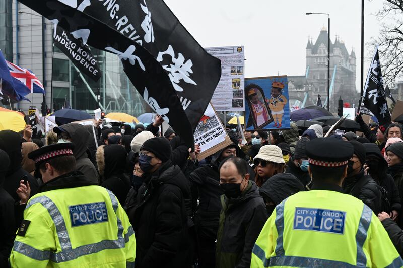 大倫敦警方早前改口，稱中國「超級大使館」選址足以容納大型示威。但周六（8日）數千名示威者到上址集會，警方寡不敵眾，倫敦塔一帶交通一度癱瘓，並因為兩名港人被捕而爆發警民衝突。（梁銘康攝）