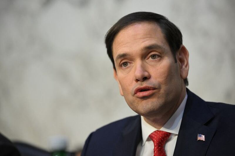 美国共和党籍参议员马克·卢比奥(Marco Rubio)在2023年7月19日发布的声明中表示:"在美国资本和芯片的帮助下,中国日益强大。我们不能允许中国获得先进的人工智能芯片"。(法新社资料图)