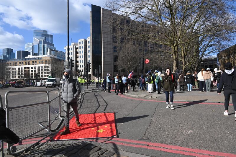 有人將中國國旗貼在地上，讓其他人在旗上走過。