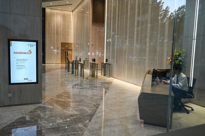 跨国制药巨头阿斯利康公司在上海的中国总部办公大厅。(法新社)