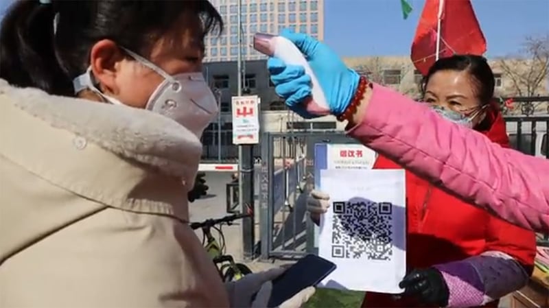 新型冠状病毒肺炎持续扩散，在疫情最严峻的武汉市，当局进一步加强公共场所疫情防控工作，市民出入公共场所必须扫二维码（QR Code）登记。（视频截图/路透社）