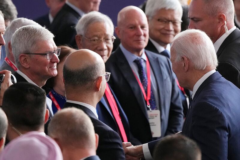 苹果公司执行长库克(Tim Cook)、美光执行长梅罗特拉(Sanjay Mehrotra)、辉达(NVIDIA)执行长黄仁勋(Jensen Huang)、超微(AMD)执行长苏姿丰等都是今天活动的座上宾。(美联社)