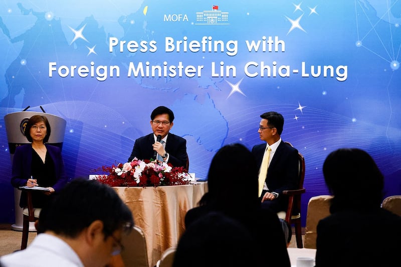 2024年7月19日,台湾的外长林佳龙在台湾的外交部,与驻台的外国媒体茶叙。(路透社)