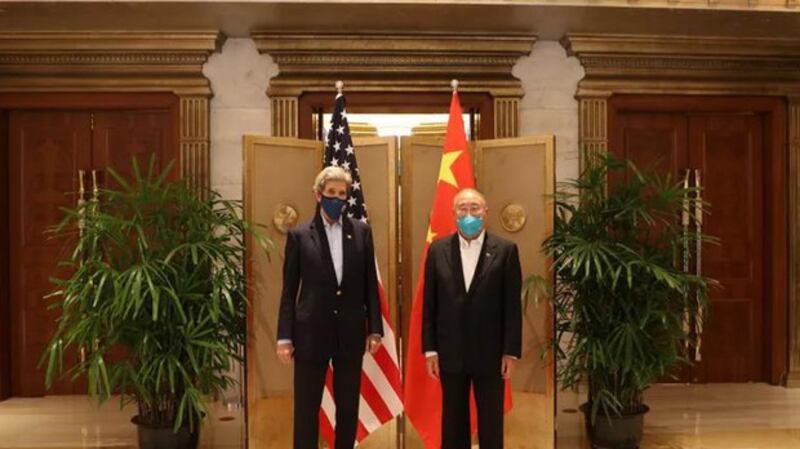 中国气候变化事务特使谢振华(右)2021年4月在北京会见美国气候特使克里(John Kerry)(中国生态环境部网站)