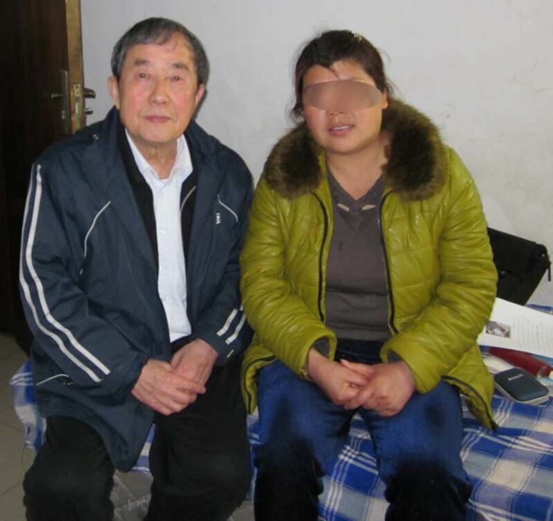 陈秉中(左)会见正在服刑的陈书霞。(博讯)