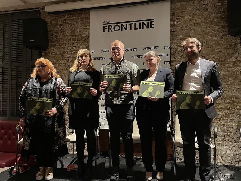 黎智英儿子黎崇恩(中)和黎智英国际律师团队代表加拉格尔(Caoilfhionn Gallagher)在伦敦一个活动上为黎智英发声。 (吕熙摄)