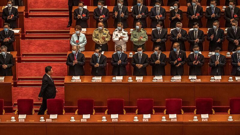 有舆论形容这是“习近平迈向第三任期的最后一里路”。 有分析认为,中共的权斗不到最后一刻很难见分晓。(美联社图片)