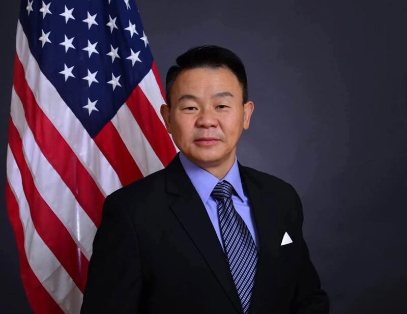 2022 年在纽约竞选公职的异见人士熊焱显然受到唐元隽的监视 (熊焱竞选图片/Facebook)