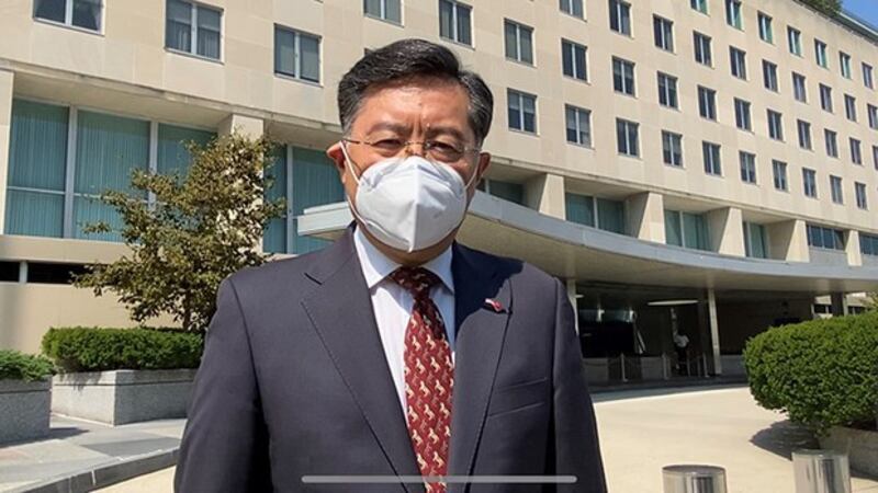 中国驻美大使秦刚2021年8月12日在美国国务院前接受采访。秦刚最近在谈论中美关系时说:“如果我们无法解决彼此分歧,请闭嘴。(自由亚洲电台记者郑崇生摄)