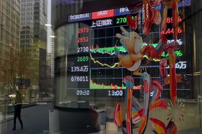 2024年2月5日,北京一家证券经纪公司外的电子板上显示的上海股票交易指数。中国股市在政府祭出多项刺激政策以及"国家队"出手救市后,本周二有所反弹。(美联社)