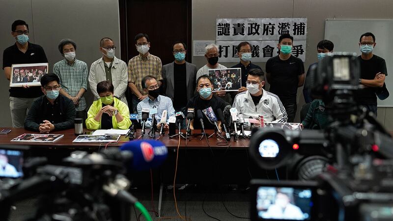 2020年11月1日,香港议员尹兆坚与其他泛民主主义立法者出席新闻发布会。(AP)