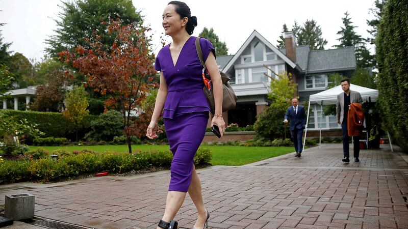 孟晚舟发公开信说明自己过去一年来在加拿大的生活,正在等待法庭聆讯的她,可以自由外出,在家读书作画。图为2019年9月23日,孟晚舟离开家,到法庭法庭聆讯。(路透社)