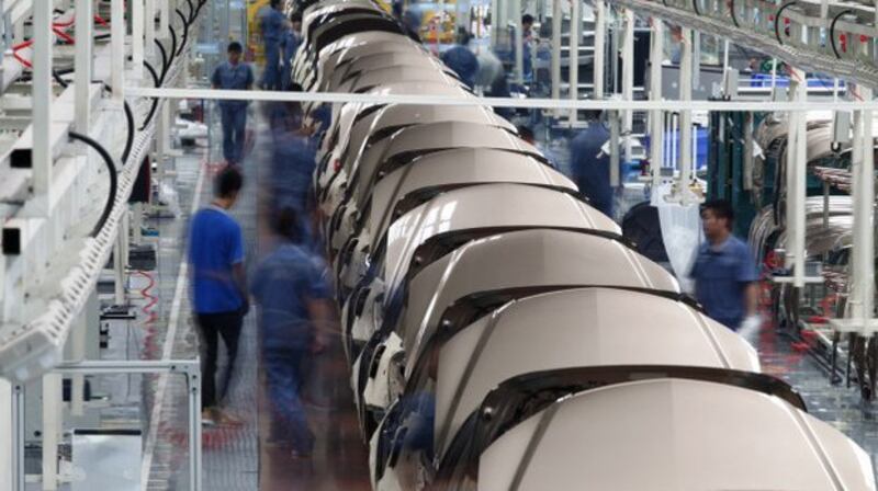 资料图片:员工在浙江吉利汽车公司装配线上工作(路透社)