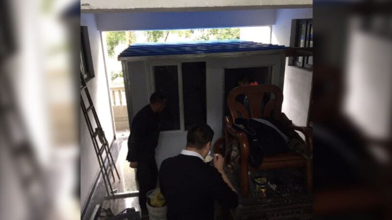 李英强家楼下,便衣警察搭建了板房,用于对他进行长期监视。(来源:李英强脸书)