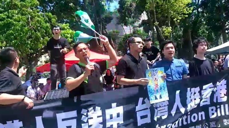 台湾独派团体“台湾国”数名成员赴香港参加七一游行,与香港青年陈家驹等召开记者会。(台湾国提供)