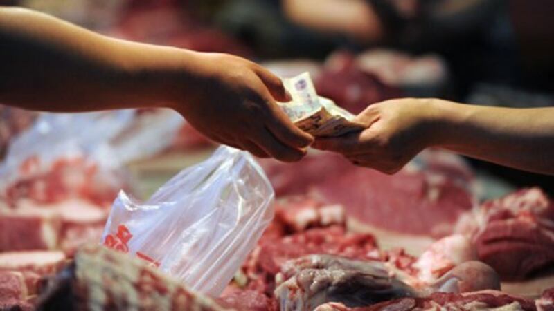 从猪肉批发价来看,11月底为每公斤39元,但到了12月底就已涨到45元以上,涨幅16%。(AFP/资料图)