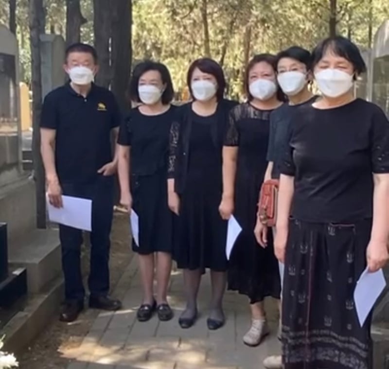 在北京警方高度戒备下,6名六四难属身穿黑色衣服纪念六四期间被杀害的亲人。(万安公墓六四难属提供)
