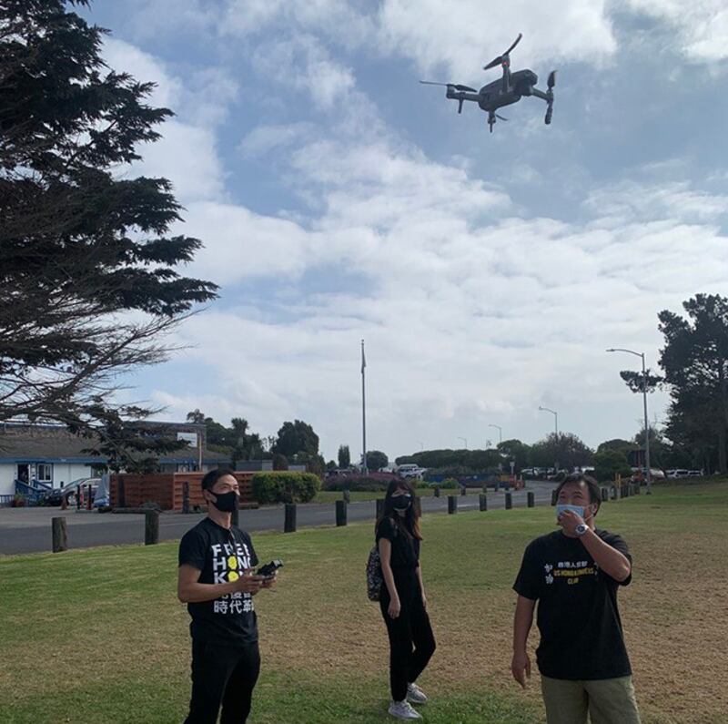 参加活动者在使用航拍机录制视频（孙诚拍摄）