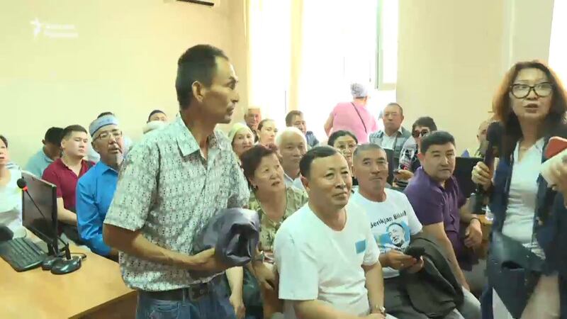 大批支持者到法院旁听。(志愿者提供/记者乔龙)