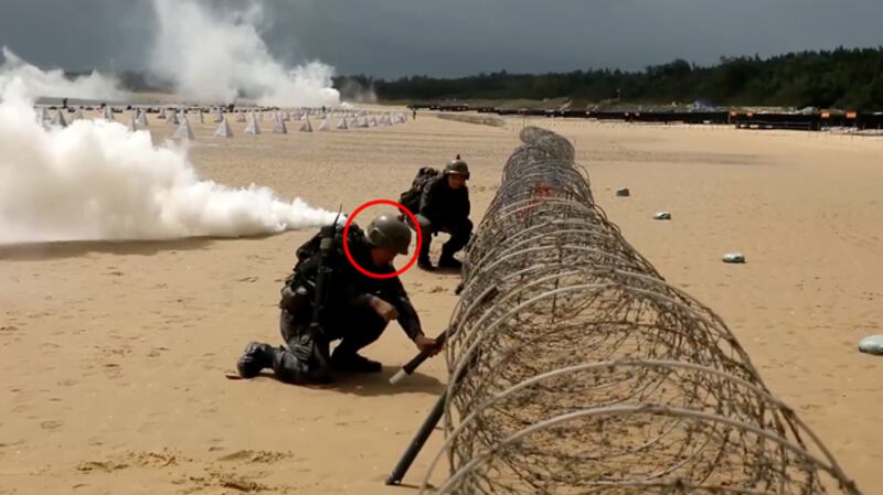 中国官方媒体播出的一段解放军近日在闽南进行抢滩登陆演练的视频(解放军报微博)