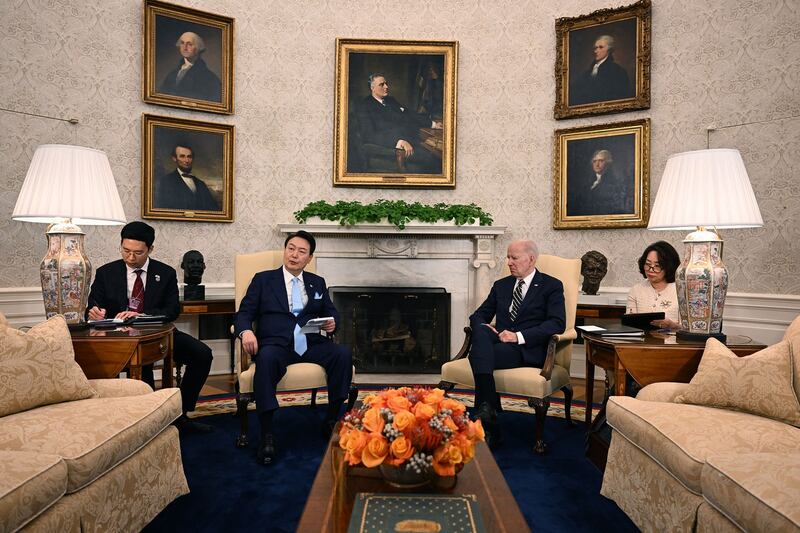 2023年4月26日,美国总统拜登在白宫会晤到访的韩国总统尹锡悦。(美联社)