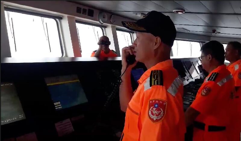 海巡舰透过广播要求越界中国大陆籍船舶驶离。(海巡署提供)