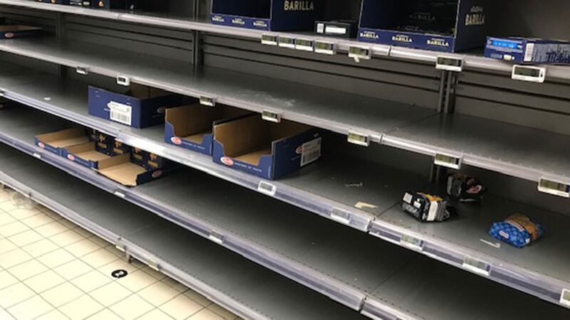 法国进入作战状态,超市义大利面抢购一空。(蔡凌摄)