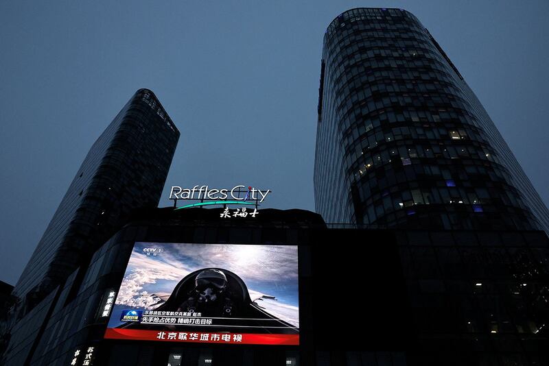 2024年5月24日,北京街头的大屏幕正在播放解放军东部战区在台湾周边军事演习的新闻。(路透社)