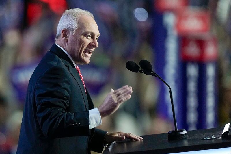 美国众议院多数党领袖史蒂夫·斯卡利塞(Steve Scalise)日前在谈到"中国周"计划时告诉美国福克斯新闻,他们希望将相关法案合并到一周内,这样议员们就能真正集中精力,意识到需要积极应对来自中国的威胁。(美联社图片)