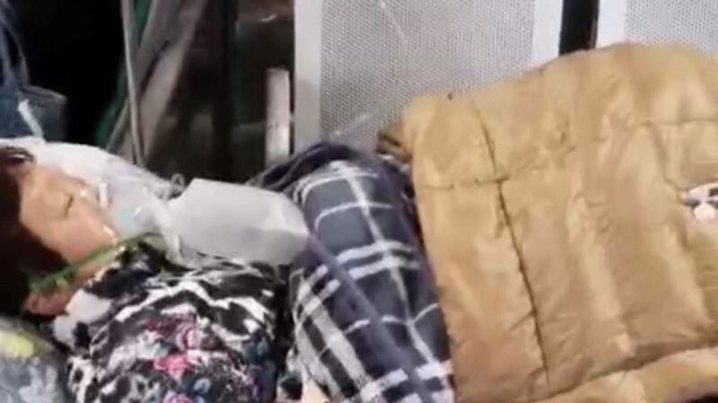 胡爱珍的身体状况愈来愈差,每天去医院吸氧。(家属提供/记者乔龙)