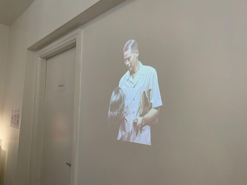 艺术展《24901哩红线》播放香港艺术家黄国才(Kacey Wong)2019年10月在奥地利维也纳的TED Talk上的演讲片段,以“Protesting through Art(用艺术抗争)”为题,讲述自己在雨伞运动和反送中运动中创作的抗争艺术。 (吕熙摄)