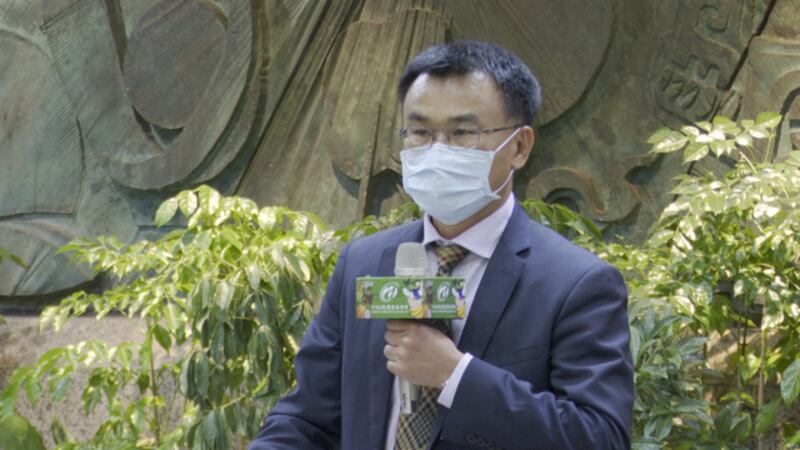 台湾农委会主委陈吉仲亲上火线回应台湾因应中国暂停进口台湾凤梨措施。(记者李宗翰摄)