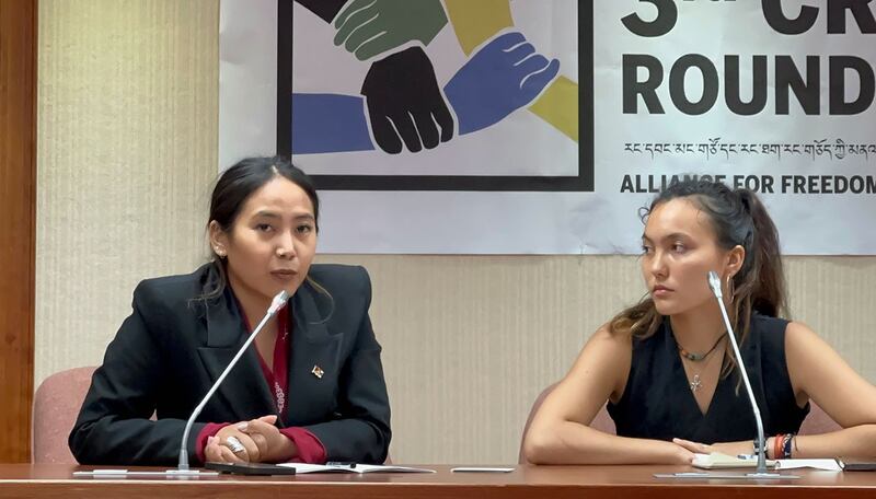 图博自由学联(SFT)倡议主任Chemi Lhamo(左)。(记者夏小华摄)