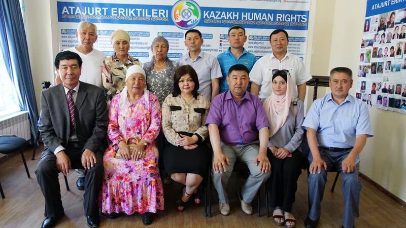 艾曼.乌玛尔卧娃(Aiman Umarova)(中)曾代理无数的人权案件。(志愿者提供/记者乔龙)