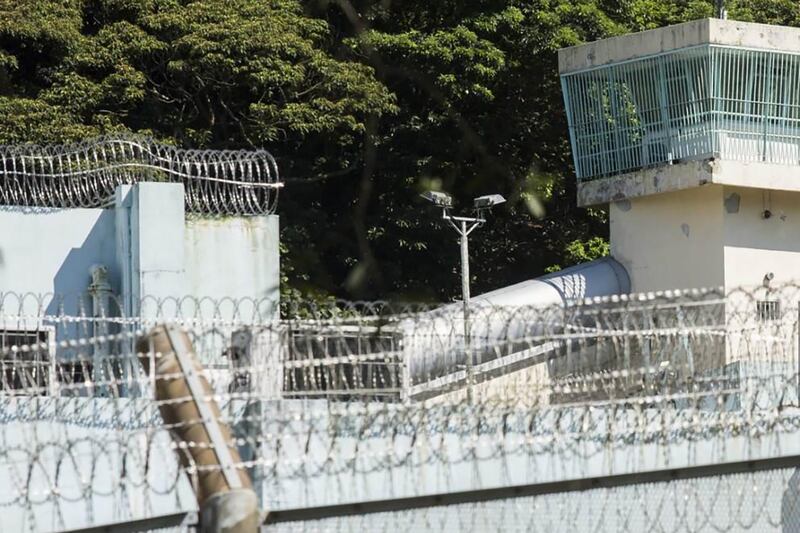 因国安法案件被捕时尚未满21岁的王逸战,还押等候判决期间关押于专门收容未成年男性的香港壁屋惩教所。图为透过外墙可以看见惩教所内的警卫塔。(摄影/AFP/ISAAC LAWRENCE)